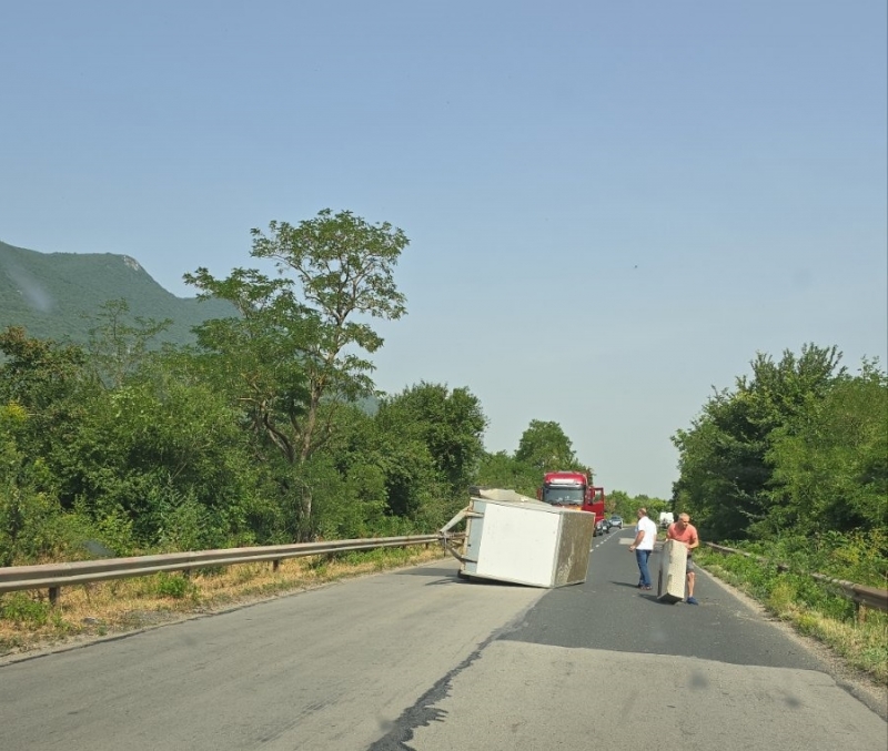 Ремарке се е откъснало и се е преобърнало на международен