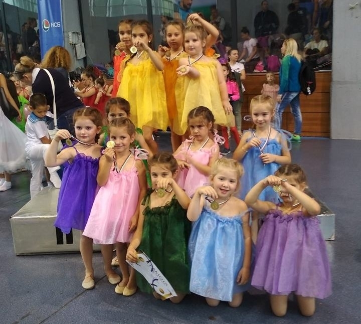 Четири златни и един сребърен медала завоюваха представителките на клуб