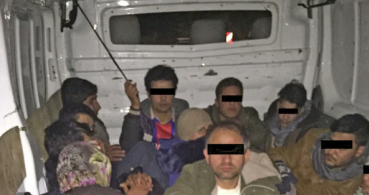 Полицаи са заловили миниван с бежанци във Видинско, съобщиха от