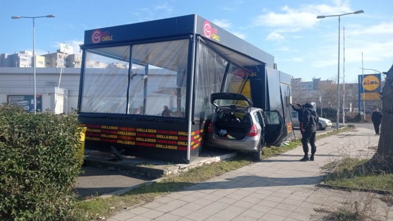 Автомобил се заби в кебапчийница край автогара Запад в Бургас