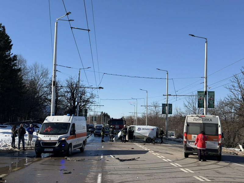 Тежка катастрофа затапи напълно ключова пътна артерия във Враца видя