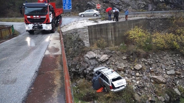 Кола падна от подпорна стена в Смолянско съобщиха от полицията Инцидентът е