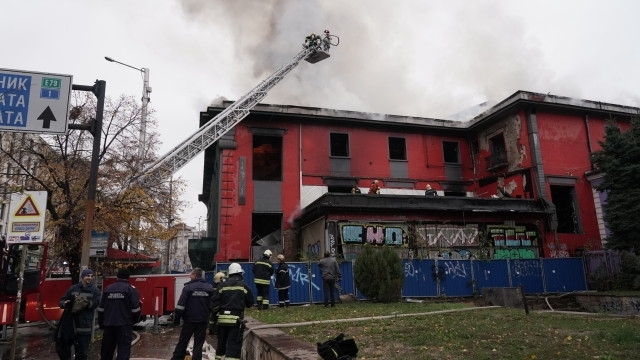 Голям пожар гори в центъра на София. Пламъци обхванаха сградата