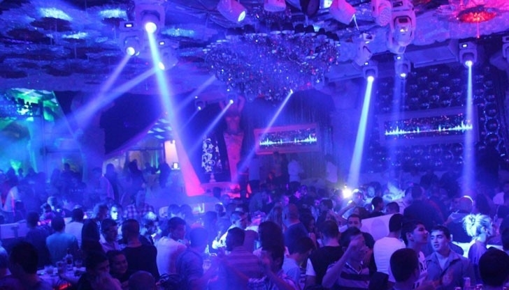 Нощните клубове дискотеките и барове ще отворят врати от 15