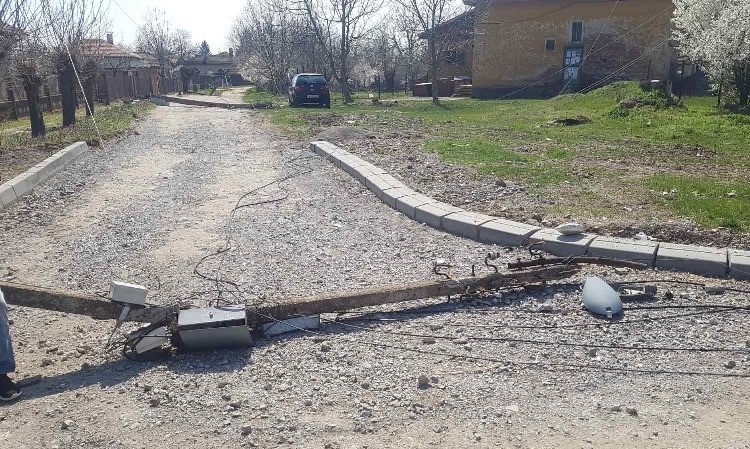 Абсурд в Монтанско! Фирма „Каро Трейдинг“ остави цяла улица в село Расово без ток, хората са в безизходица /снимки/