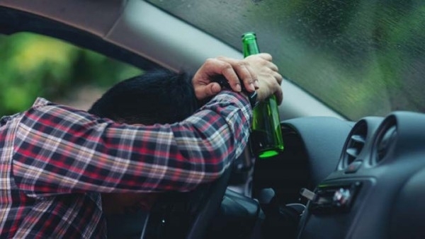 Полицаи хванаха двама пияни врачани зад волана съобщиха от областната