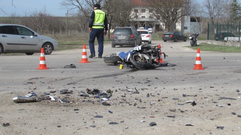 Двама мотористи катастрофираха на пътя Своге Мездра съобщиха от полицията във