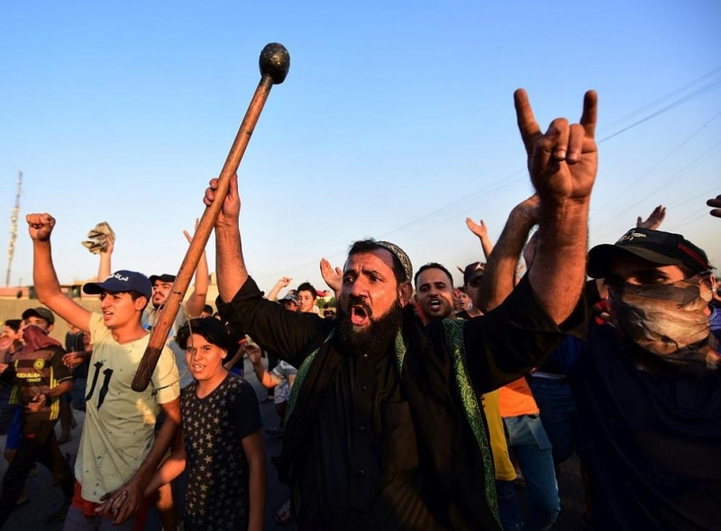 Няколко хиляди протестиращи нападнаха американското посолство в иракската столица в