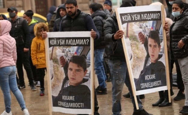 Близки и познати на семейството на загиналото от токов удар