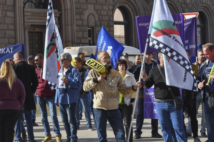 Жителите на редица градове в страната излизат на Национален протест