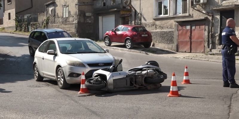 Млад мъж със скутер пострада при катастрофа в Козлодуй съобщиха