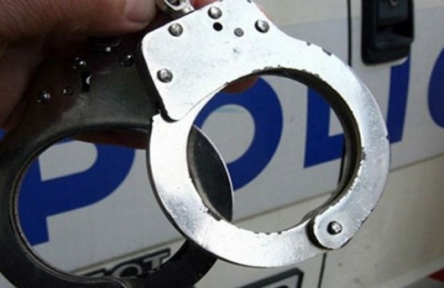 Четирима роми представяли се за ченгета са задържани днес след