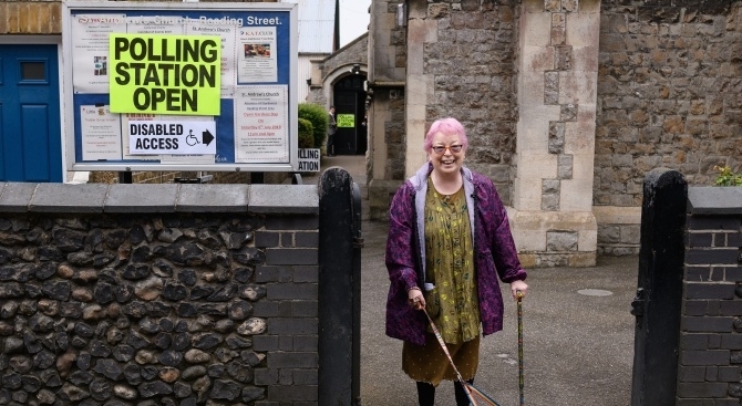 Във Великобритания отвориха избирателните секции за предсрочните парламентарни избори които