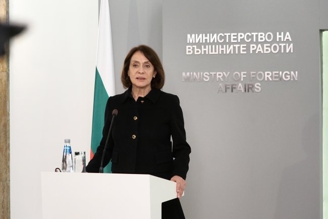 Активна последователна политика членство в ОИСР и ярка позиция за