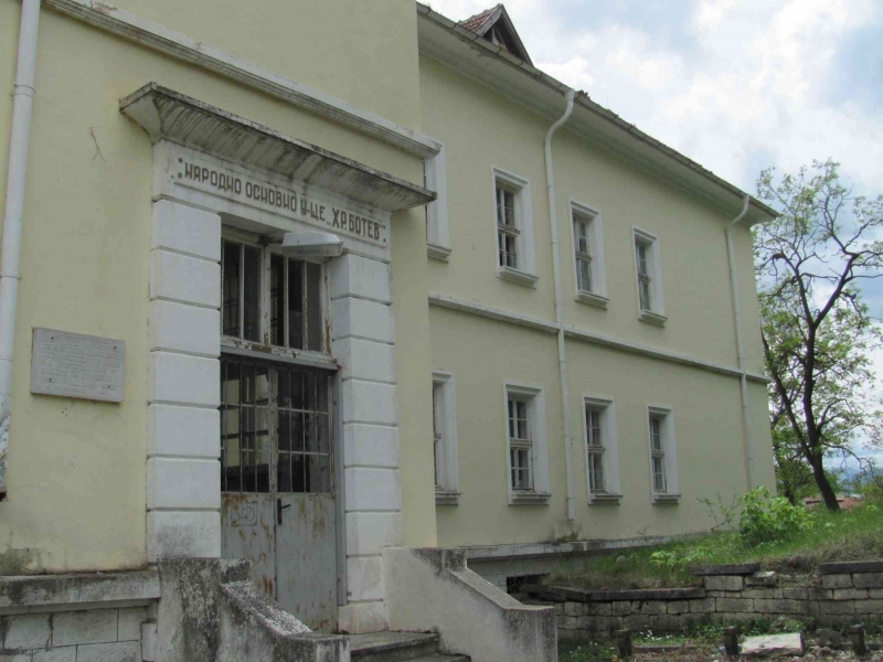 Вандали потрошиха старото училище във Върбешница, хванаха ги