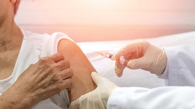 Обхватът с противогрипни ваксини на възрастните хора над 65 г