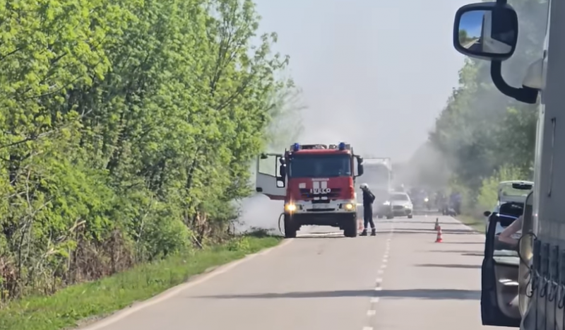 Огнен ад! Бус се запали в движение на път във Видинско, огнеборци се борили с пламъците