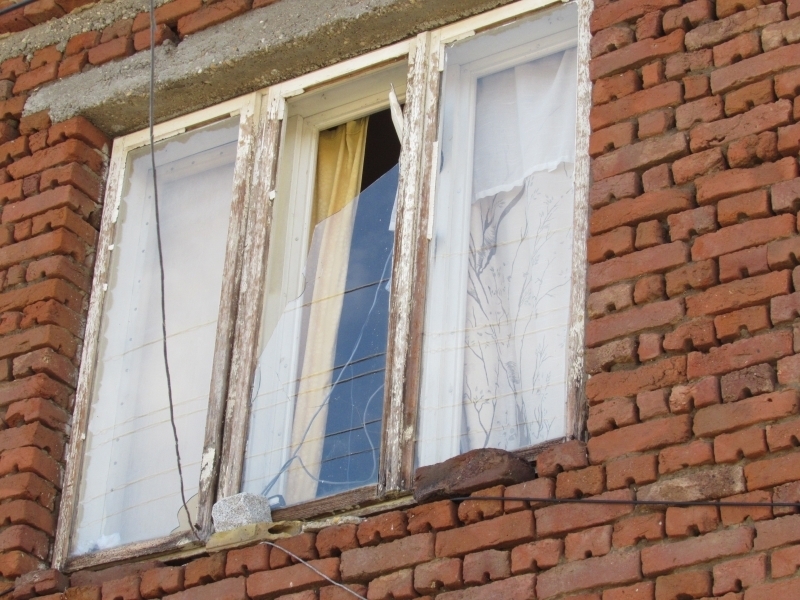 Вандал е хвърлял камъни по прозорци във Врачанко, съобщиха от