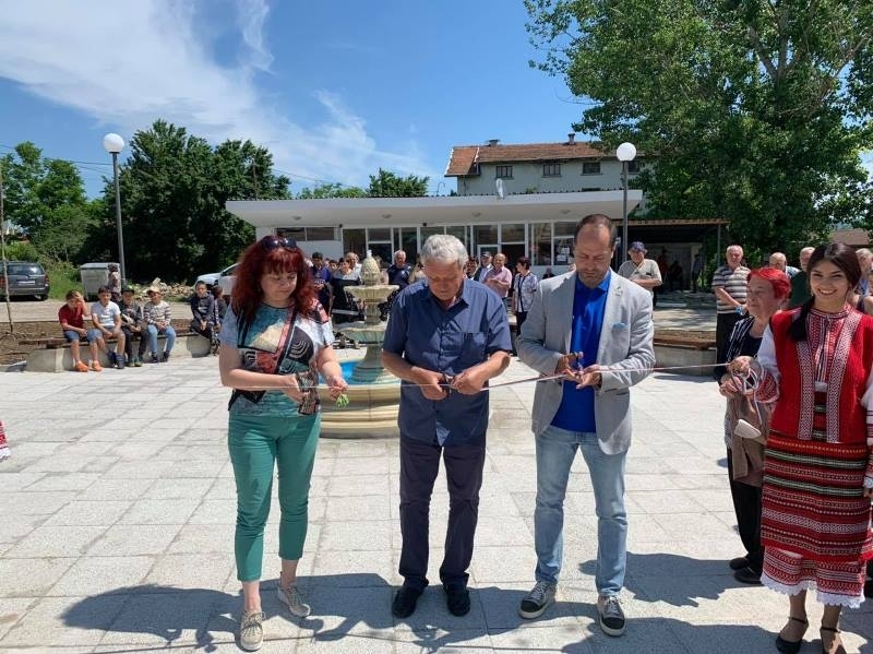 На официална церемония кметът Калин Каменов общинският съветник Хенриета Георгиева