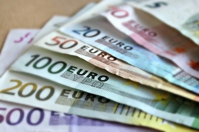 Средната нетна заплата в Сърбия е 422 евро и е