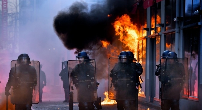 Районът на Париж стана свидетел на вълна от насилие срещу