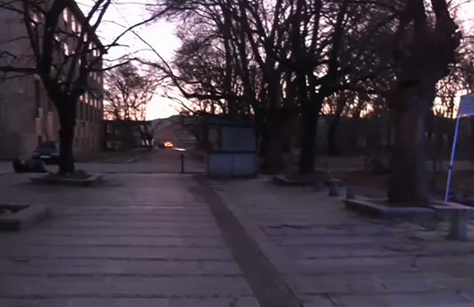 Момчета пребиха друг младеж в центъра на Лом и се