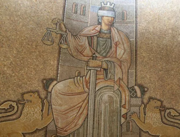 Една година условно наказание получава частен съдебен изпълнител за измама