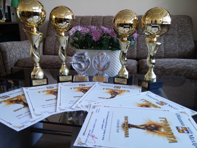 Кметът на община Мездра Генади Събков дъщерите на легендарния Семко