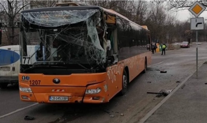 Шофьор на джип потроши автобус в София