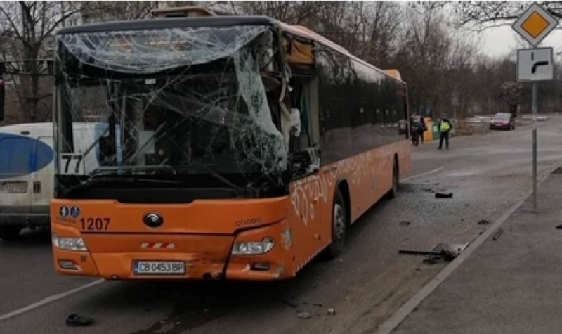 Сигнал за нападение над автобус от гневен шофьор в столицата