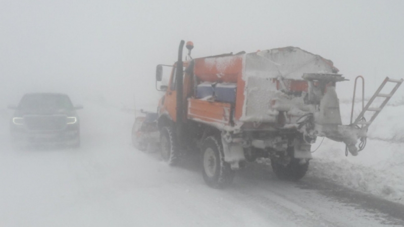 Усложенена е метеорологичната обставновка с много снеговалеж и силен вятър