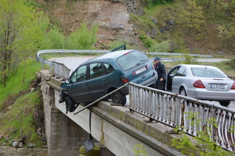 Лек автомобил Рено се заби в перилата на мост и