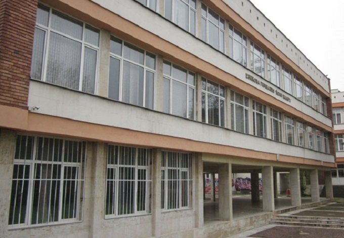 Директорката на Езиковата гимназия във Враца остави учениците на студено в първия учебен ден след празниците