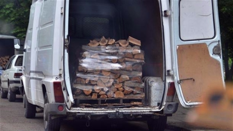 Полицаи са хванали неправоспособен младеж зад волана на нередовен бус