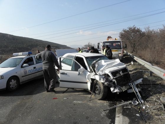 Жена с Мерцедес се заби челно в БМВ на Е 79