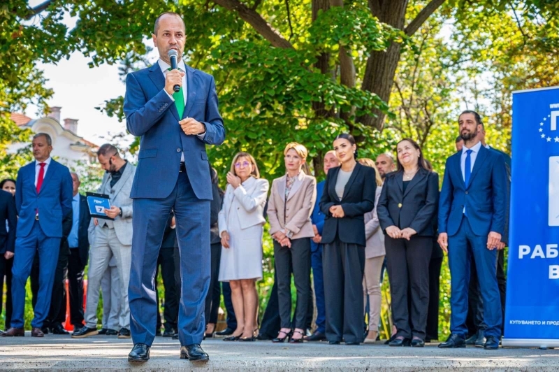 Водачът на листата и кмет на Враца Калин Каменов кандидатите