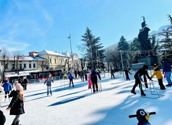 Ледената пързалка във Враца отвори врати съобщиха от общината Зимният атракцион