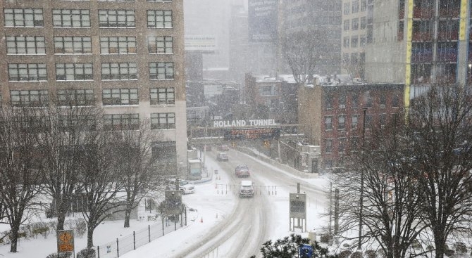 Трима души загинаха днес в Холандия където силните ветрове събориха