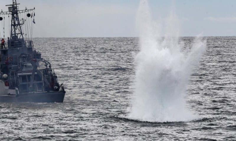Морска мина плаваща в близост до пристанището на румънския черноморски