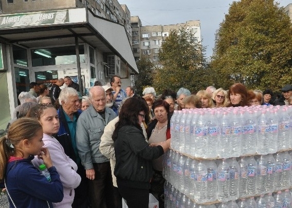 И днес продължава раздаването на питейна вода в Лом Близо