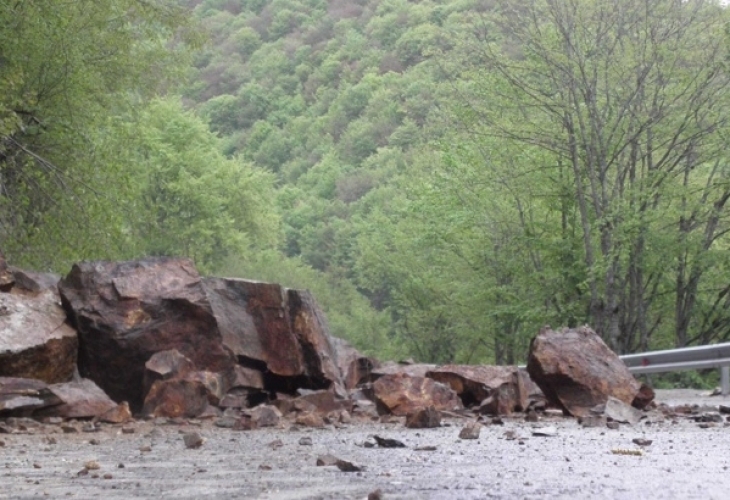 Свлачище затвори пътя между Юговско ханче и Лъки Това каза