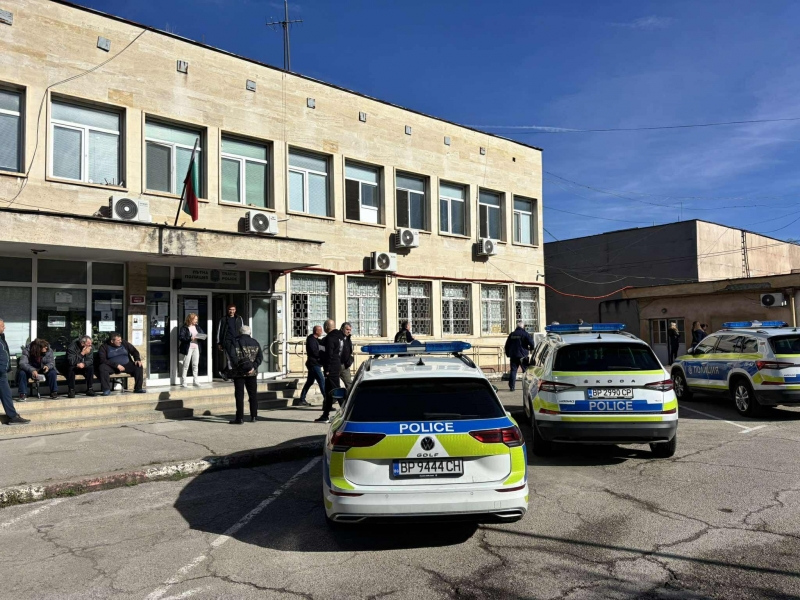 Автокъща "КАТ" пак отвори врати! Разпродават на търг колите на нередовни шофьори от Врачанско /снимки/