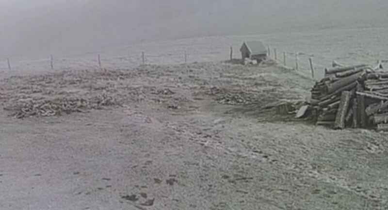 Сняг прехвърча тази нощ на Черни връх В южните и