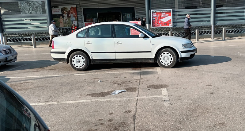 Поредният неграмотен шофьор вбеси съгражданите си с безумното си паркиране