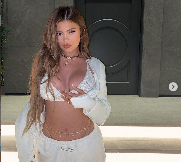 Кайли Дженър отбеляза вечерта с няколко секси снимки по бански