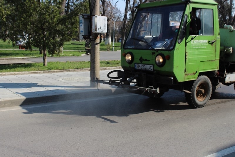 В Бяла Слатина продължават с дезинфекцията на улици тротоари и