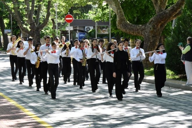 Над 260 деца и младежи дефилират с музика и танц