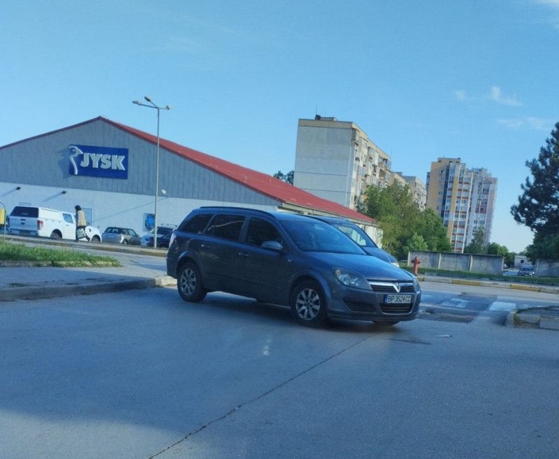 Кола насред кръстовище във Враца предизвика хаос в най-големия квартал