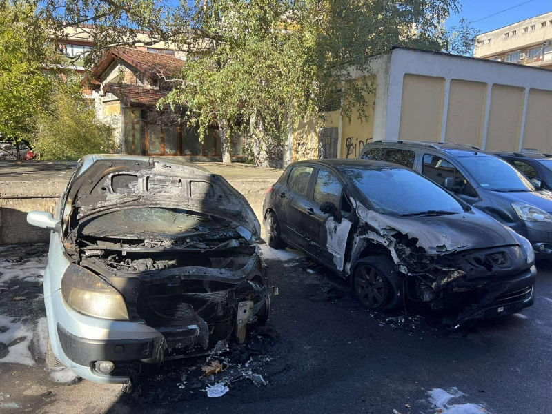 Ексклузивно в BulNews! Запалиха колата на Гусев в центъра на Враца /снимки/