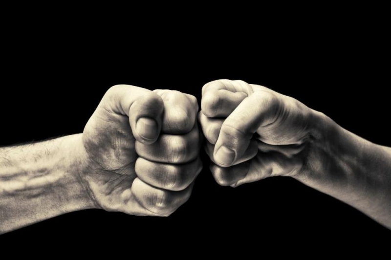 Продавачка на пазар в Белград нокаутира полицай при опит за